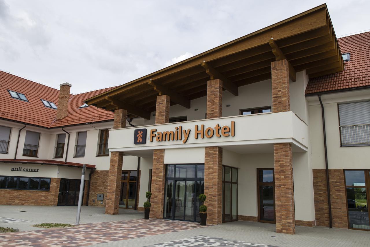 Family-Hotel Balástya エクステリア 写真