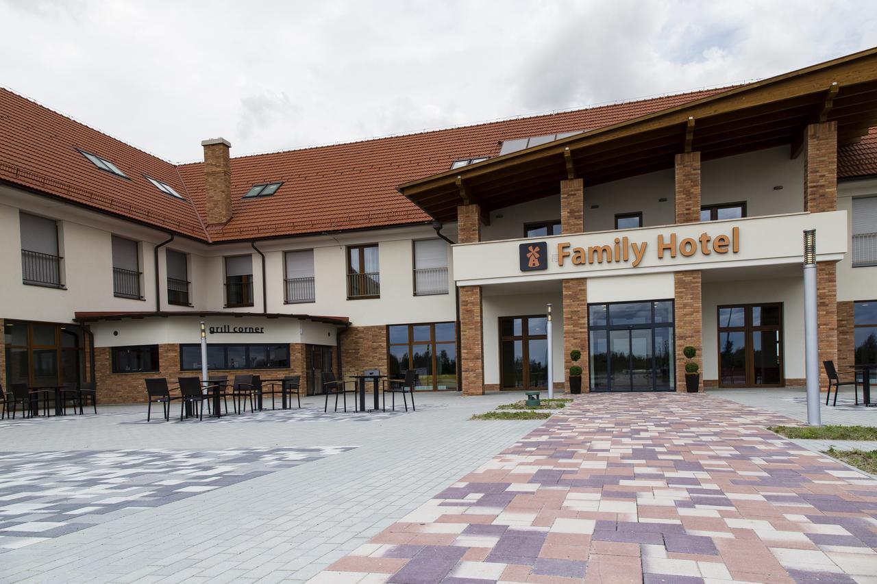 Family-Hotel Balástya エクステリア 写真